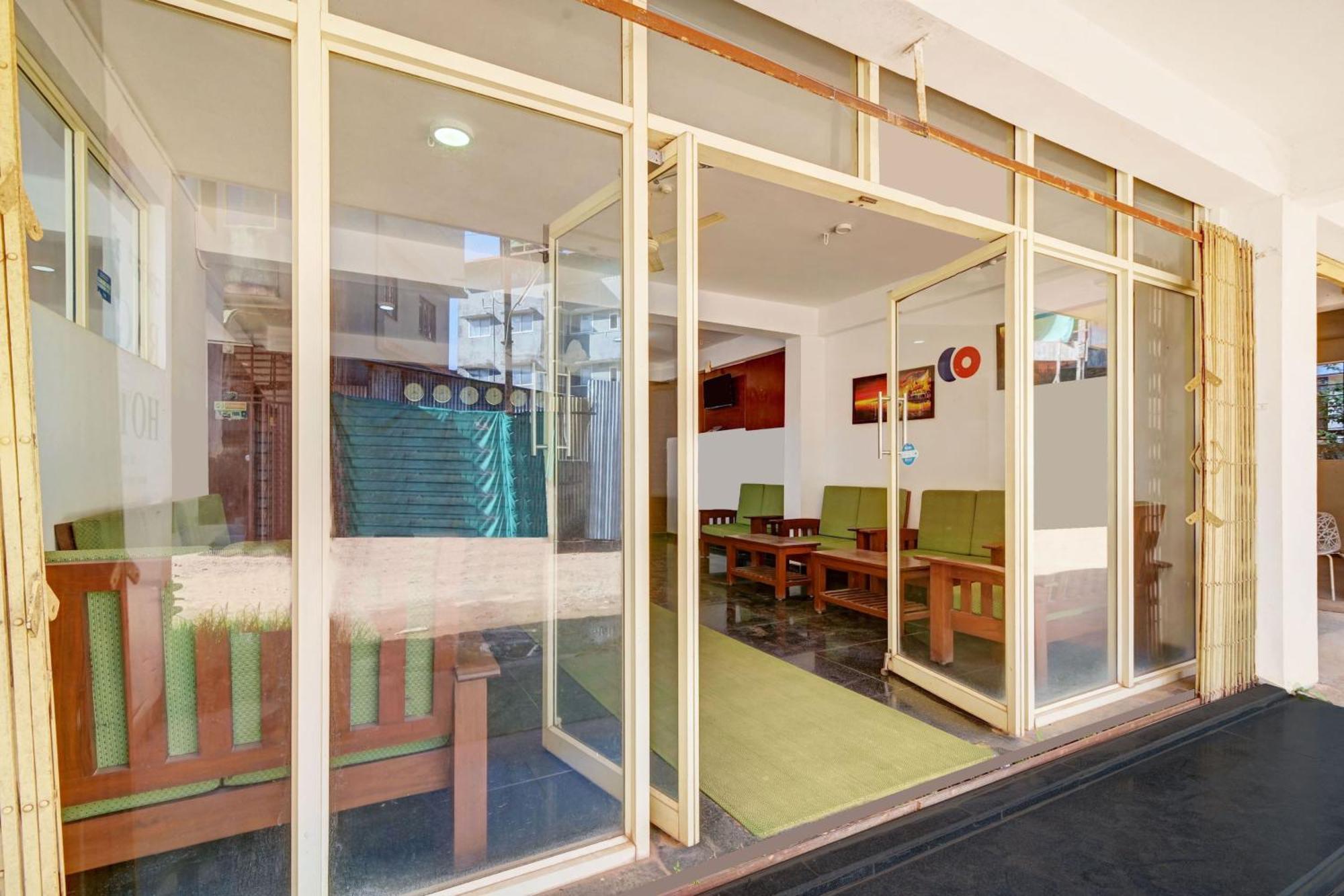 首都o 73880拉格西斯酒店 马迪凯里 外观 照片